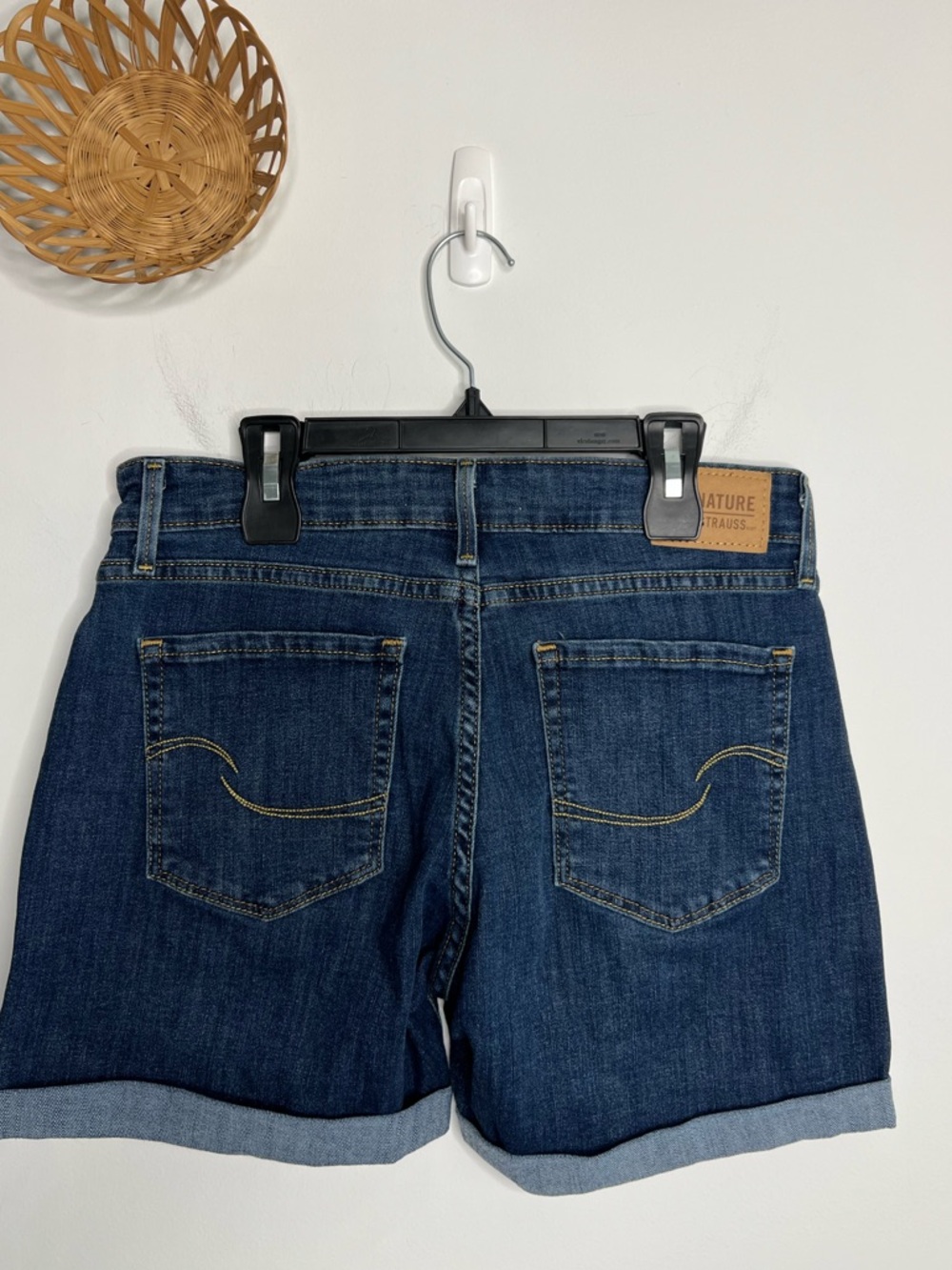 Levi’s Mid-Rise Denim Shorts Women’s Size 4 - Picture 2 of 4